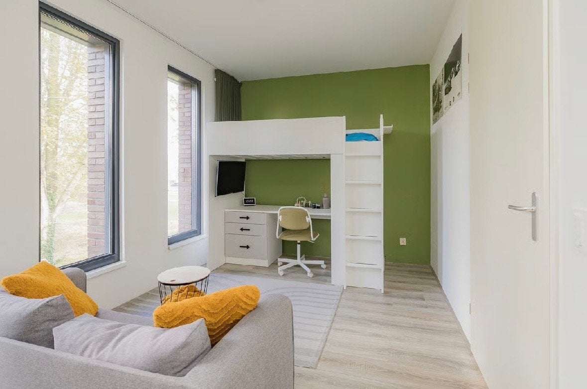 Hoogslaper IKEA wit met grijs. Inclusief tv en bureaustoel!, Huis en Inrichting, Slaapkamer | Stapelbedden en Hoogslapers, Eenpersoons