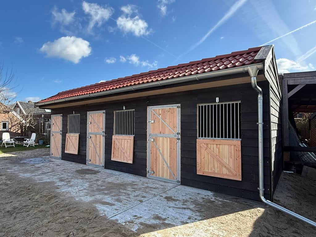 3 stallen van 3.00 x 3.50 m met dakpannen, Dieren en Toebehoren, Stalling, 2 of 3 paarden of pony's