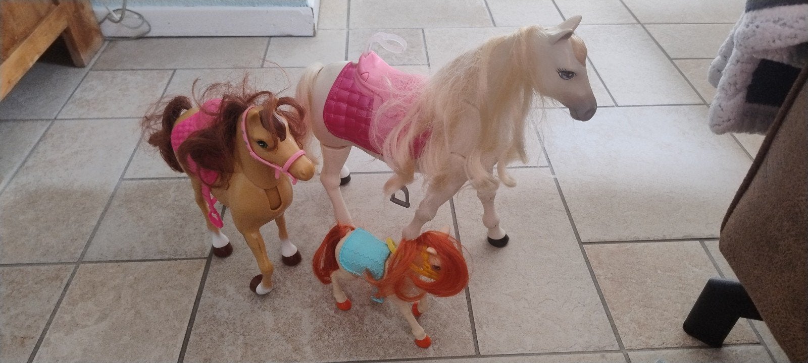 3 Barbie paarden (één elektrisch) met accessoires. (foto's!), Ophalen, Zo goed als nieuw, Overige typen