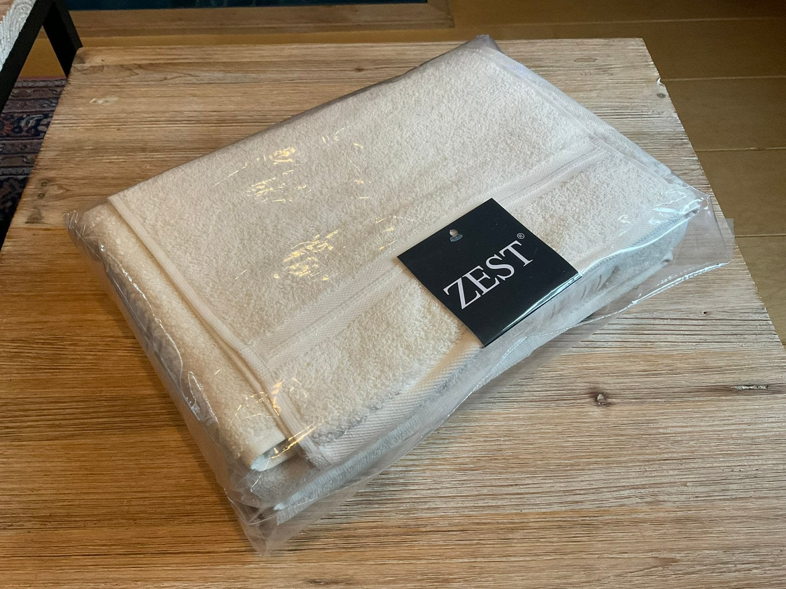 Nieuwe set van drie zachte handdoeken merk Zest kleur Ivory, Handdoek, Nieuw, Ophalen of Verzenden, Wit