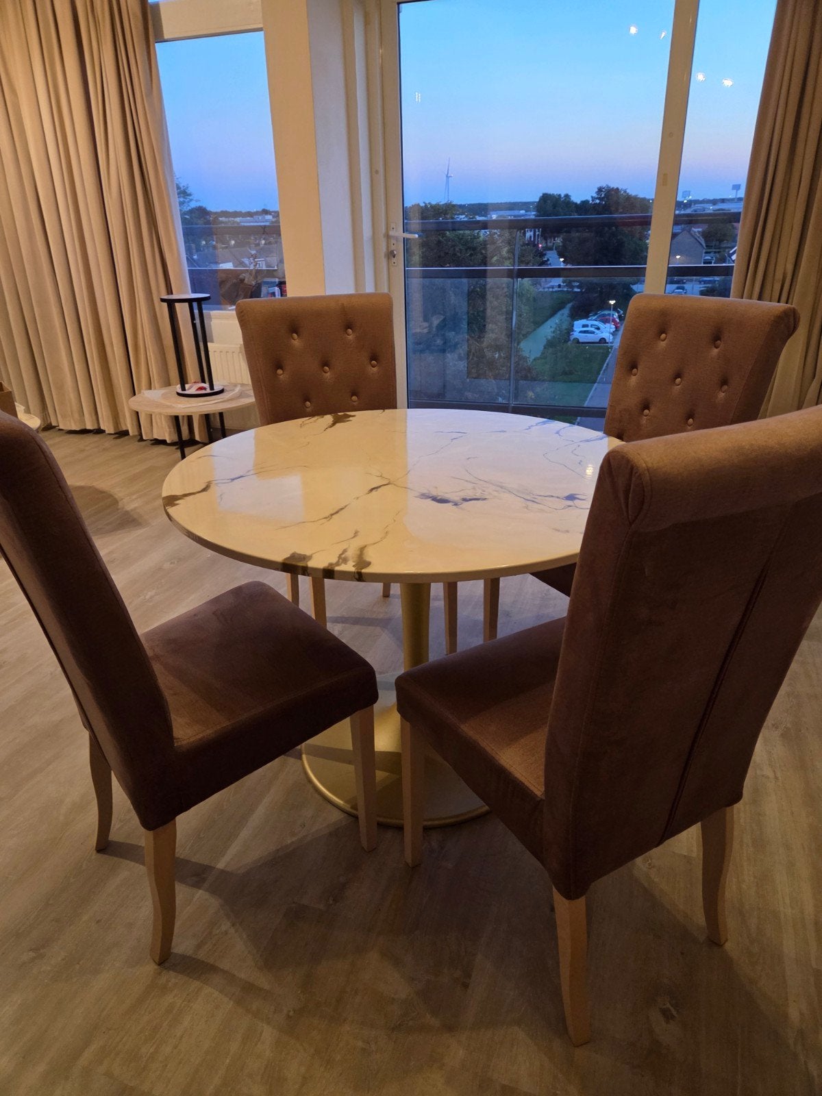 Ronde eettafel 105 cm met marmerlook blad incl vier stoelen., Huis en Inrichting, Ophalen, Gebruikt, Rond, Modern, Klassiek, Elegant