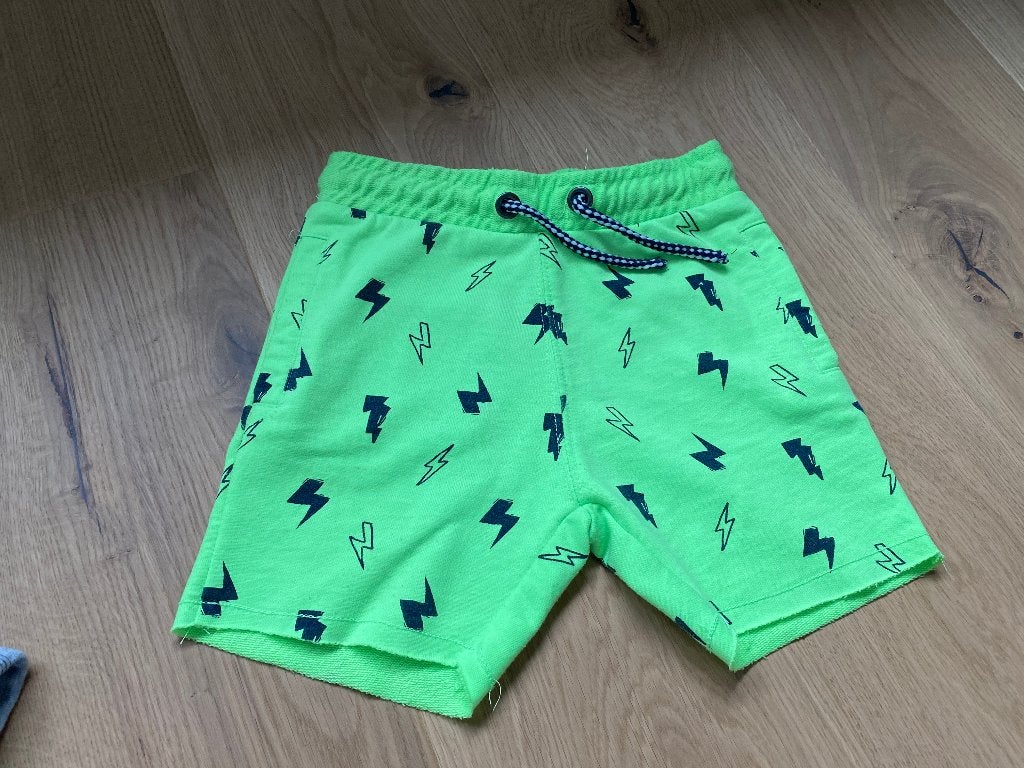 Korte broek neon groen maat 98, Ophalen, Zo goed als nieuw, Jongen, Broek