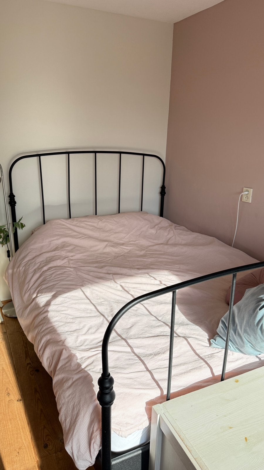 Mooi en stevig Ikea bed  (twijvelaar) 140 x 200, Huis en Inrichting, Slaapkamer | Bedden, Ophalen, Zwart, 140 cm, Zo goed als nieuw