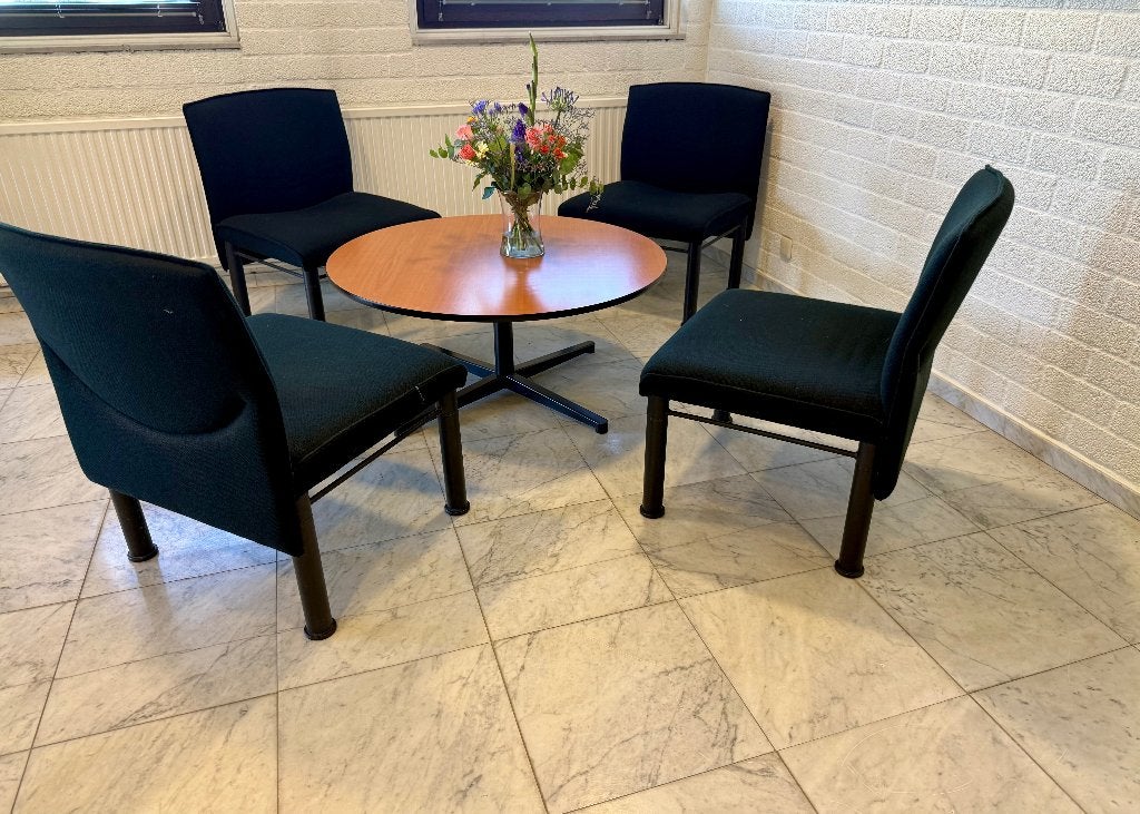 Zitje voor overleg of ontvangst 4 stoelen en een ronde tafel, Huis en Inrichting, Ophalen, Gebruikt, 75 tot 100 cm, 50 tot 75 cm