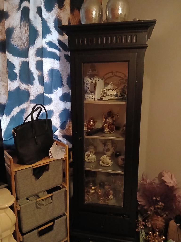 Vitrine kast, Ophalen