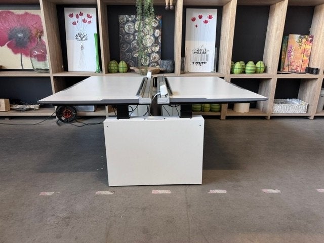 Elektrische zit-sta duo-bureau met stopcontact, 499euro/st