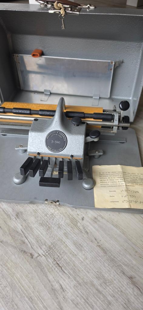 Zeer oude braille-typemachine., Ophalen