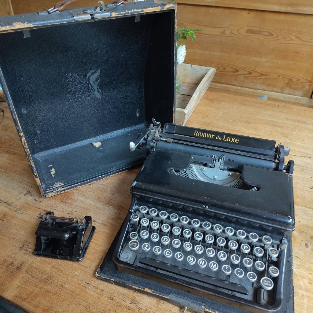 Antieke typemachine en perforator, Ophalen