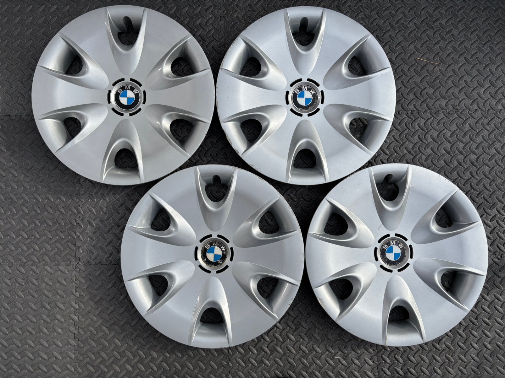 Set originele BMW 1 Serie en 3 Serie wieldoppen, Auto diversen, Ophalen of Verzenden, Gebruikt