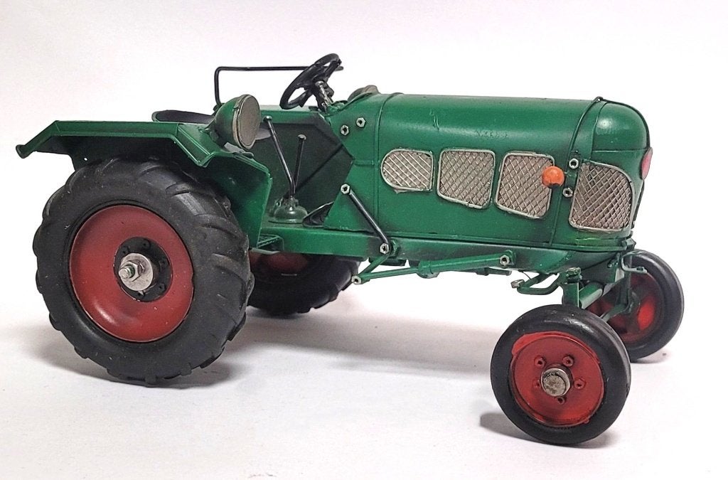 Groene tractor trekker metalen miniatuur model decoratie, Verzamelen, Ophalen of Verzenden, Nieuw, Mens
