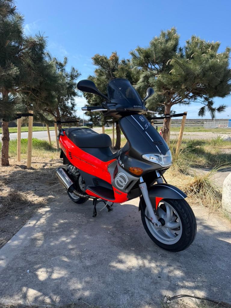 Gilera runner fluo rosso 172cc (a1), Fietsen en Brommers, Scooters | Piaggio, Tweetakt, Gilera, Overige modellen, Zo goed als nieuw