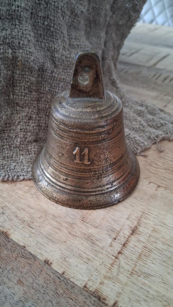 Antieke bronzen bel met nummer '11', Antiek en Kunst, Antiek | Overige Antiek, Ophalen of Verzenden