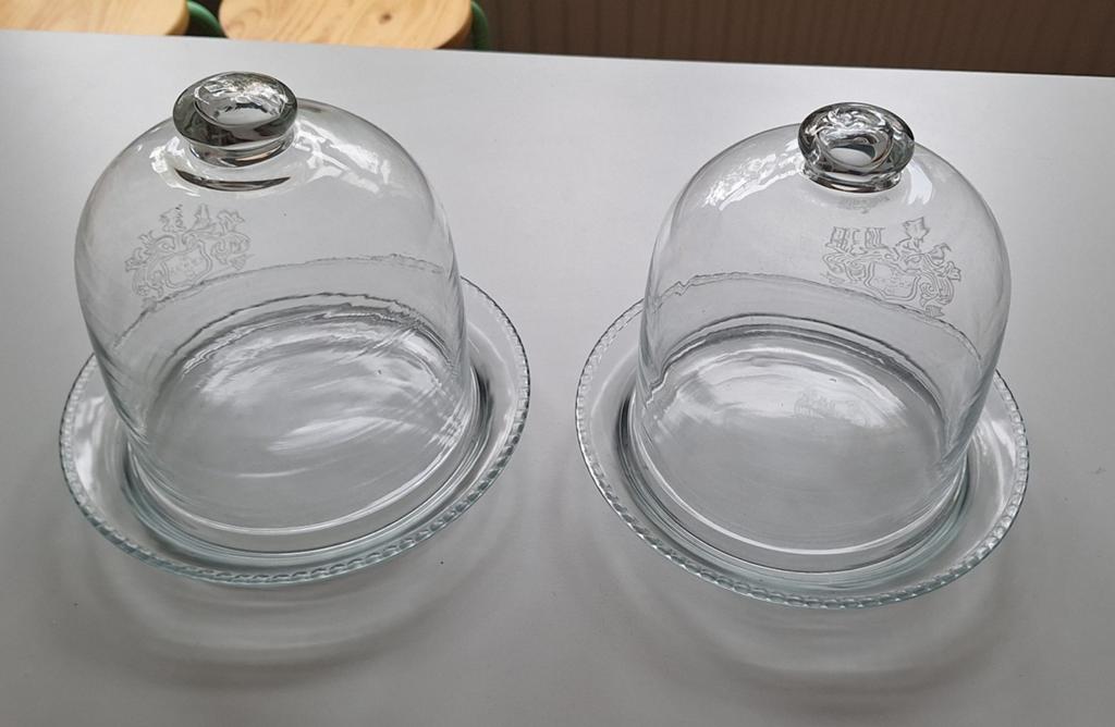 Set van 2 glazen stolpen met schotel en wapen, Antiek en Kunst, Antiek | Glas en Kristal, Ophalen