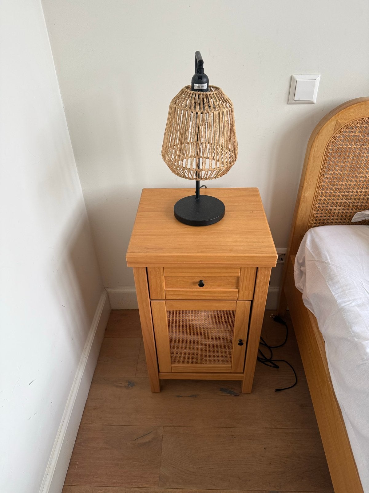 Houten nachtkastje met lade en rotan deur x2, Ophalen, Minder dan 45 cm, 55 tot 70 cm, Zo goed als nieuw