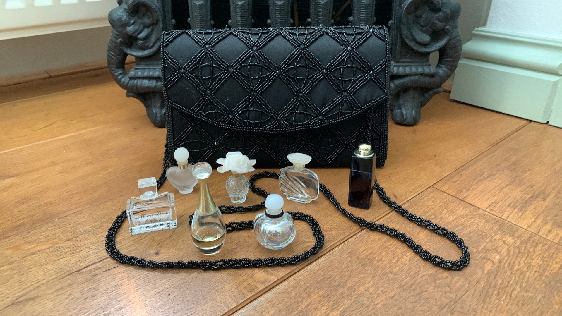 Miniatuur parfum “reis” flesjes, 7 stuks + tasje., Ophalen of Verzenden, Gebruikt, Miniatuur