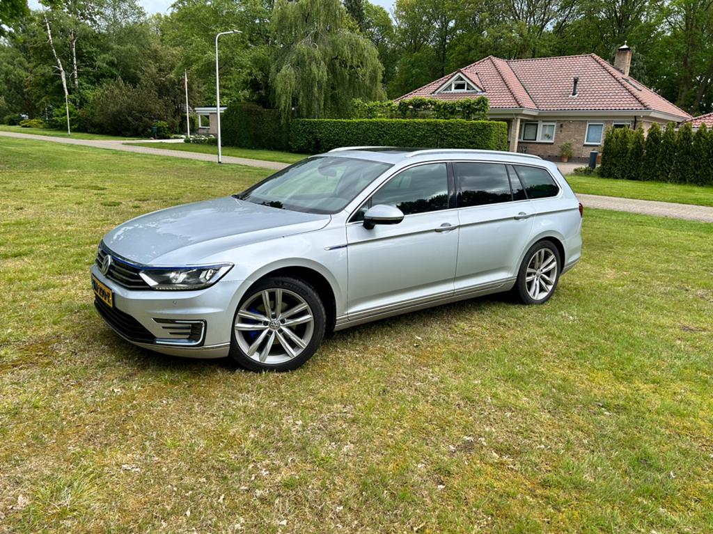 Volkswagen Passat GTE PHEV, FULL OPTION!, Lichtsensor, 93 €/maand, 1700 kg, Zilver of Grijs