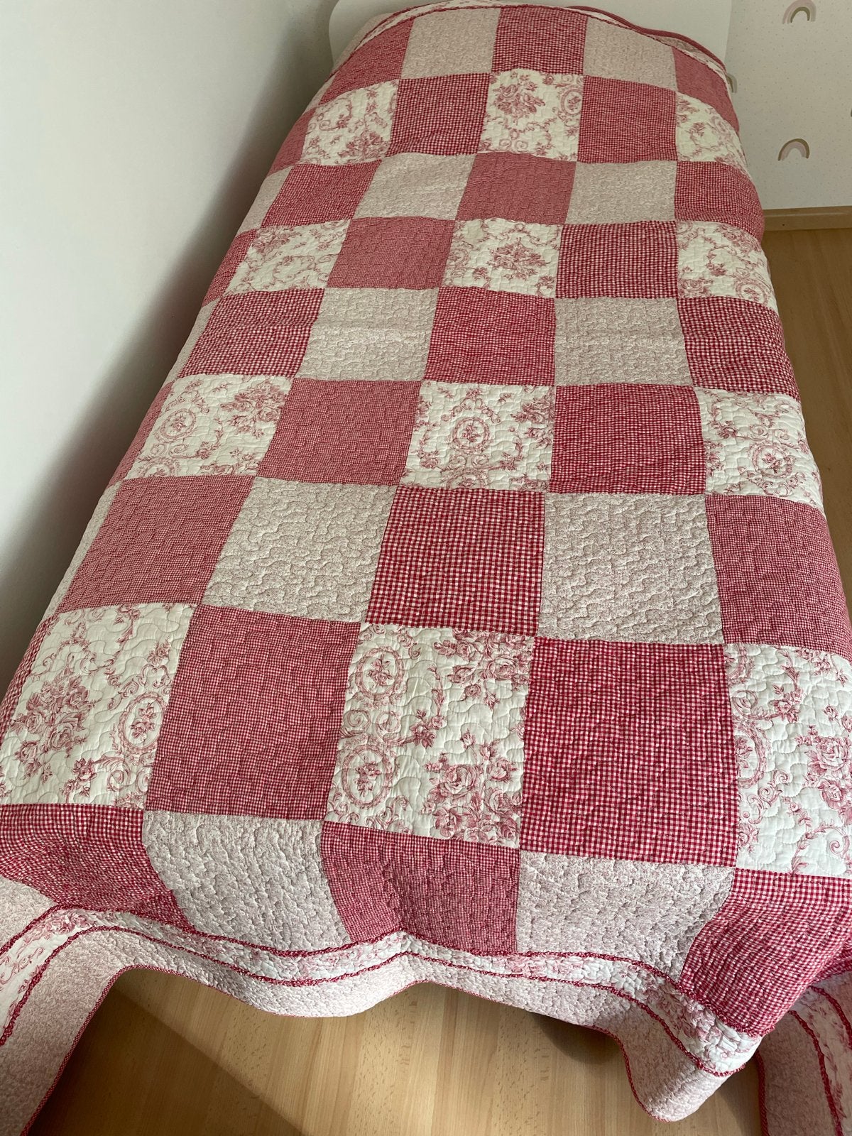 Sierdeken / sprei rood-wit geruit en bloemen 180x250 cm, Tweepersoons, Ophalen of Verzenden, Zo goed als nieuw, Rood
