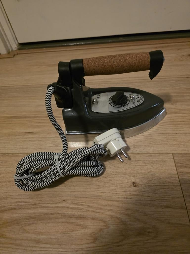 Vintage Strijkijzer FA-70 - 1000W - Met Kurken Handvat, Antiek en Kunst, Antiek | Gereedschap en Instrumenten, Ophalen