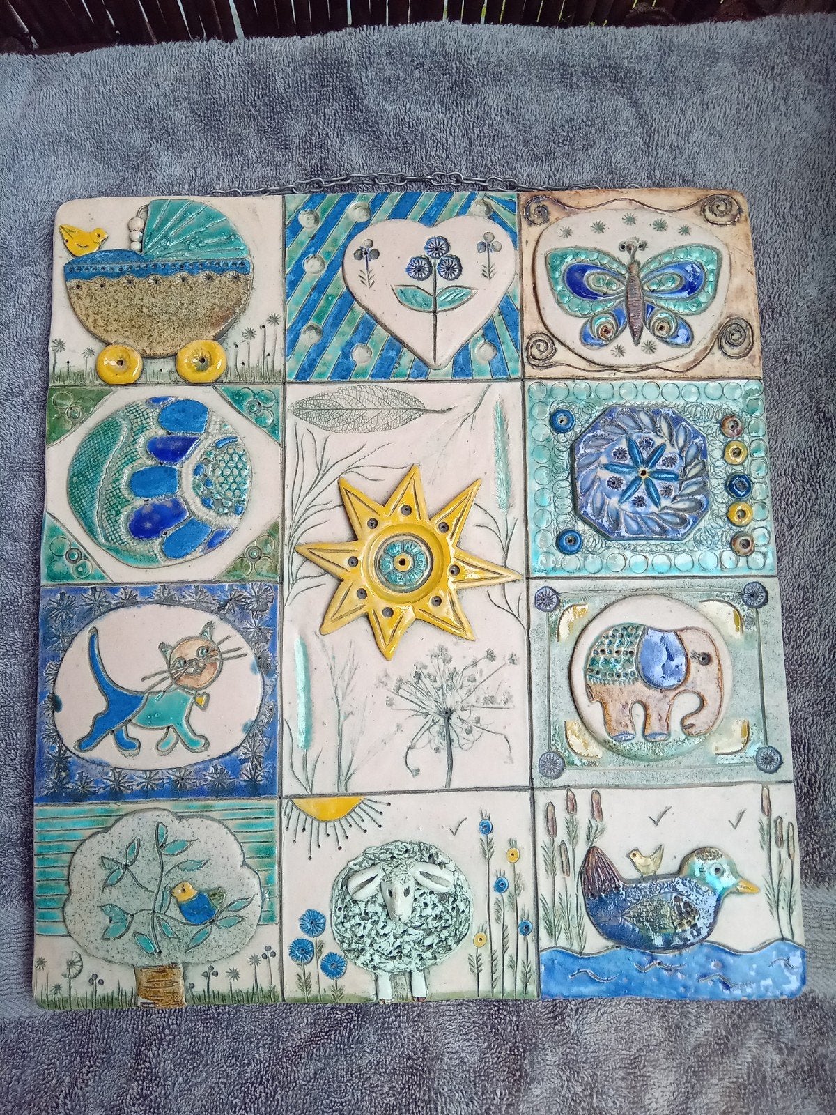 Handgemaakt keramisch wandtableau met reliëfmotieven, Antiek en Kunst, Ophalen of Verzenden