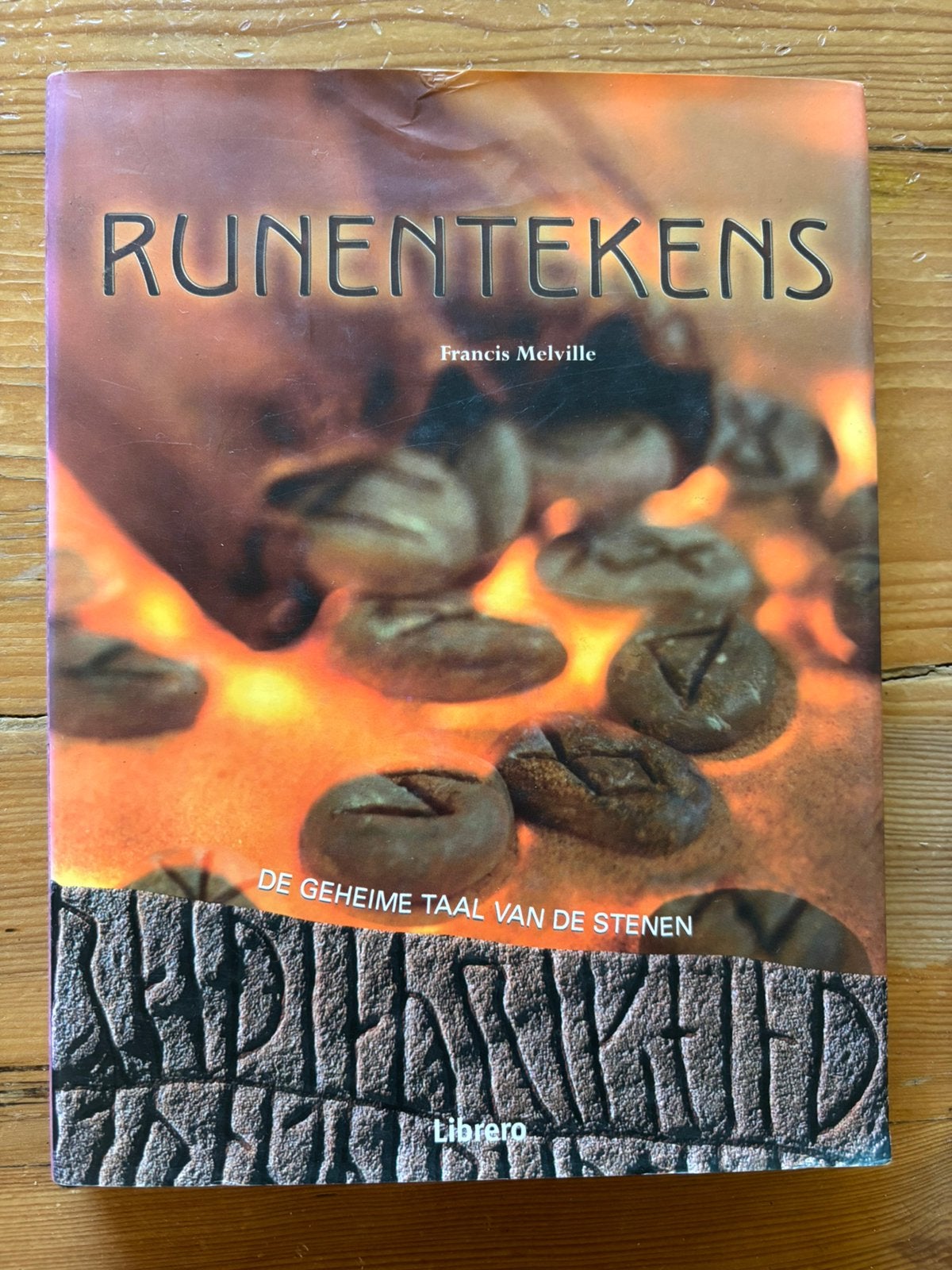 Runentekens - F Melville, Ophalen of Verzenden, Gelezen, Overige onderwerpen, Achtergrond en Informatie