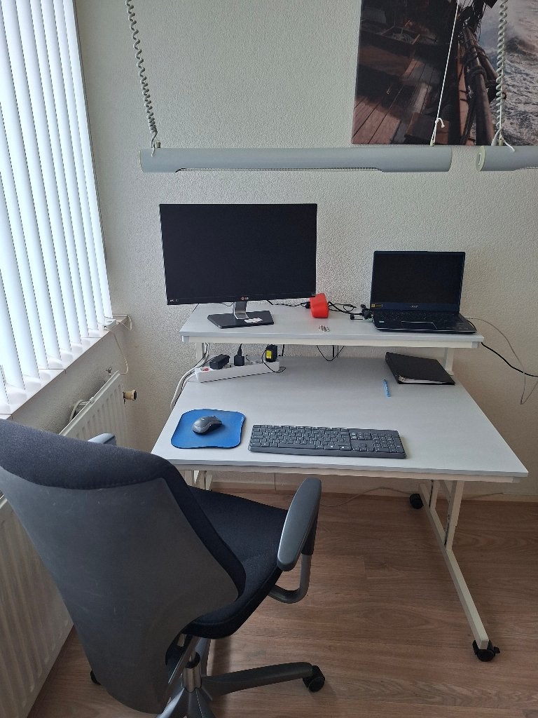 Computerbureau., Ophalen, 81 cm, In hoogte verstelbaar, Zo goed als nieuw