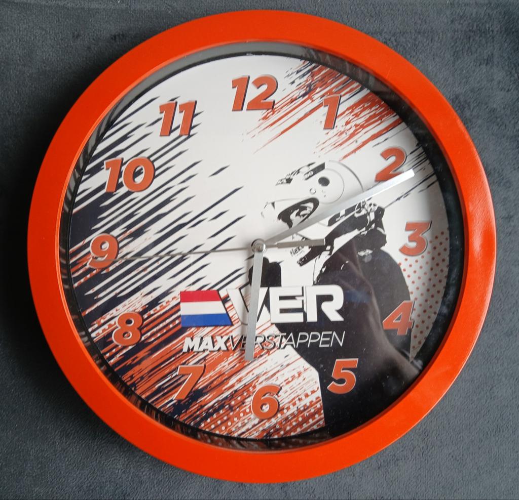 Officiële Max Verstappen Wandklok - Oranje, 25 cm, Ophalen, Gebruikt, Analoog, Wandklok