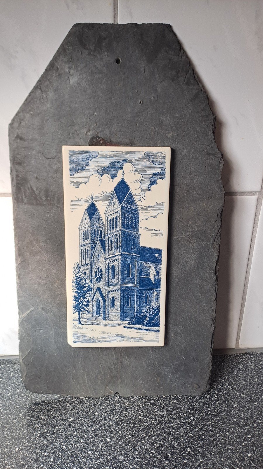 Keramische tegel op leisteen met kerk Chevremont, Antiek en Kunst, Ophalen of Verzenden