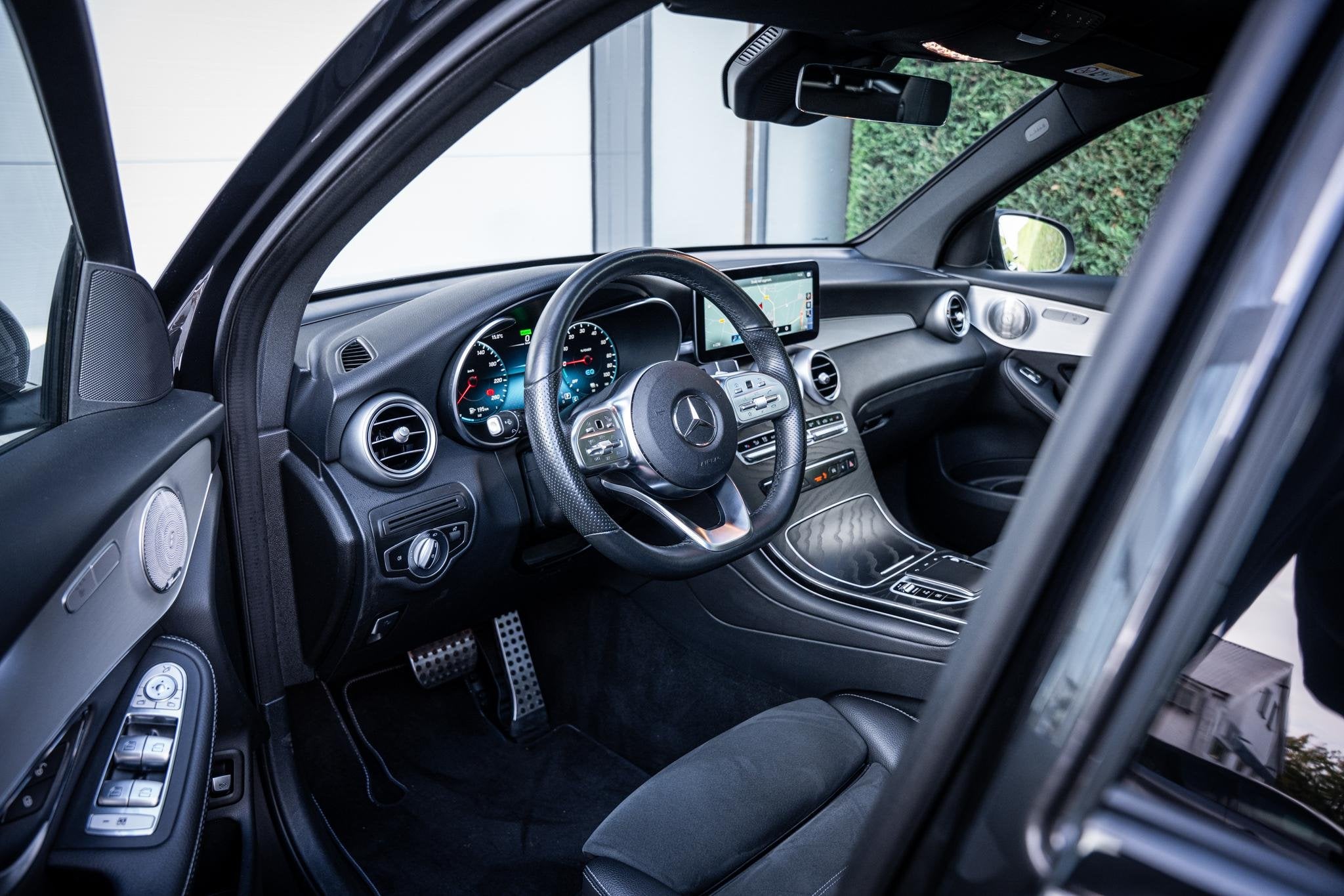 Mercedes-Benz GLC-klasse 300e 4MATIC AMG Pano-dak|Burmester|, Auto's, Automaat, Dealer onderhouden, 14 kWh, Gebruikt
