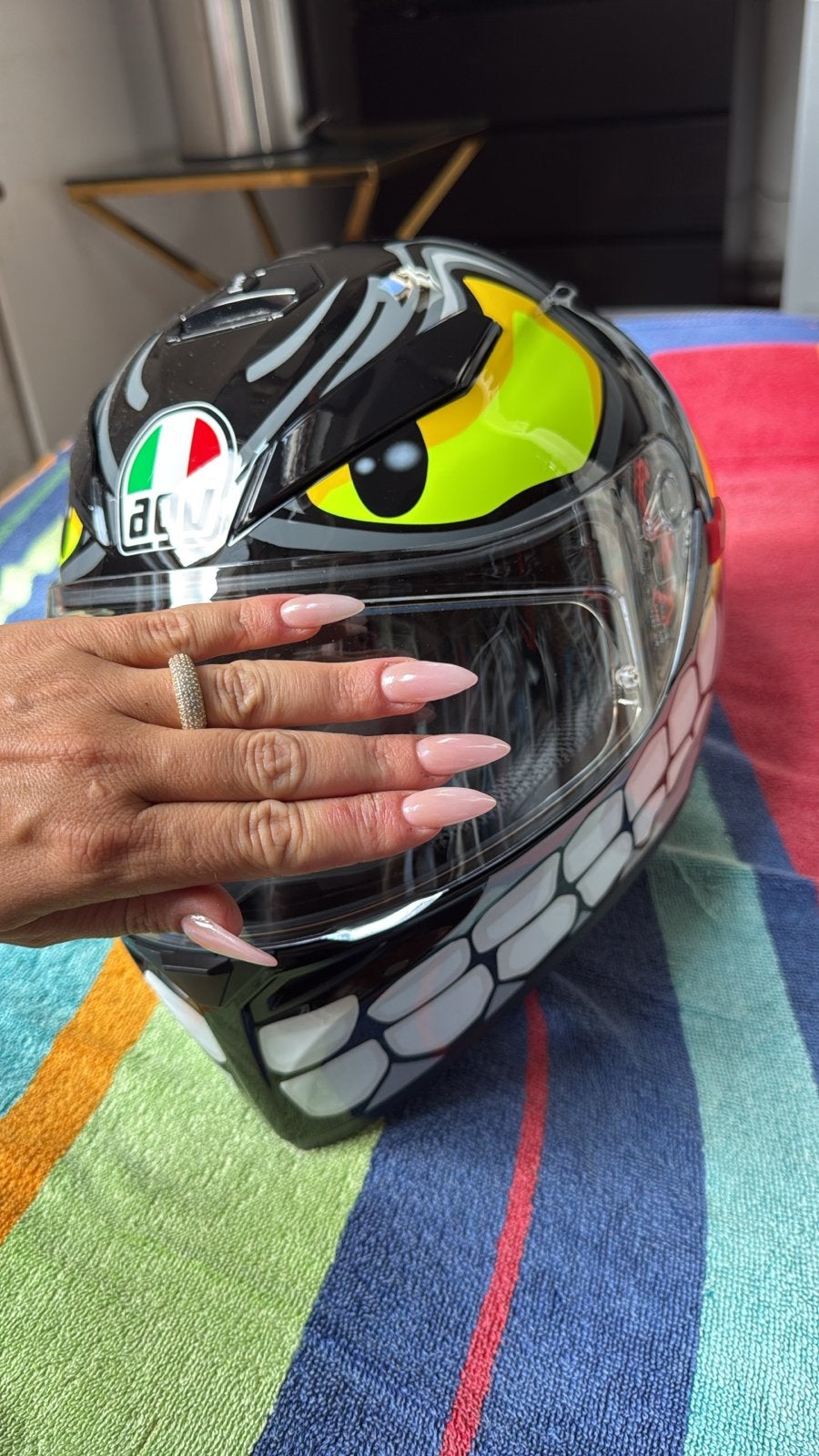 AGV motorhelm maat L - Zwart met opvallend design, Ophalen of Verzenden, Tweedehands, L, AGV