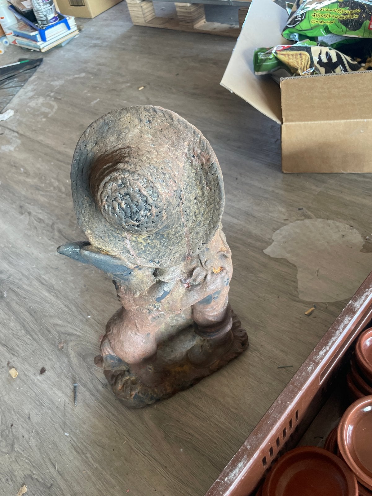 Beeldje roestkleur kind met hond - Vintage decoratie, Ophalen, Gebruikt, Mens