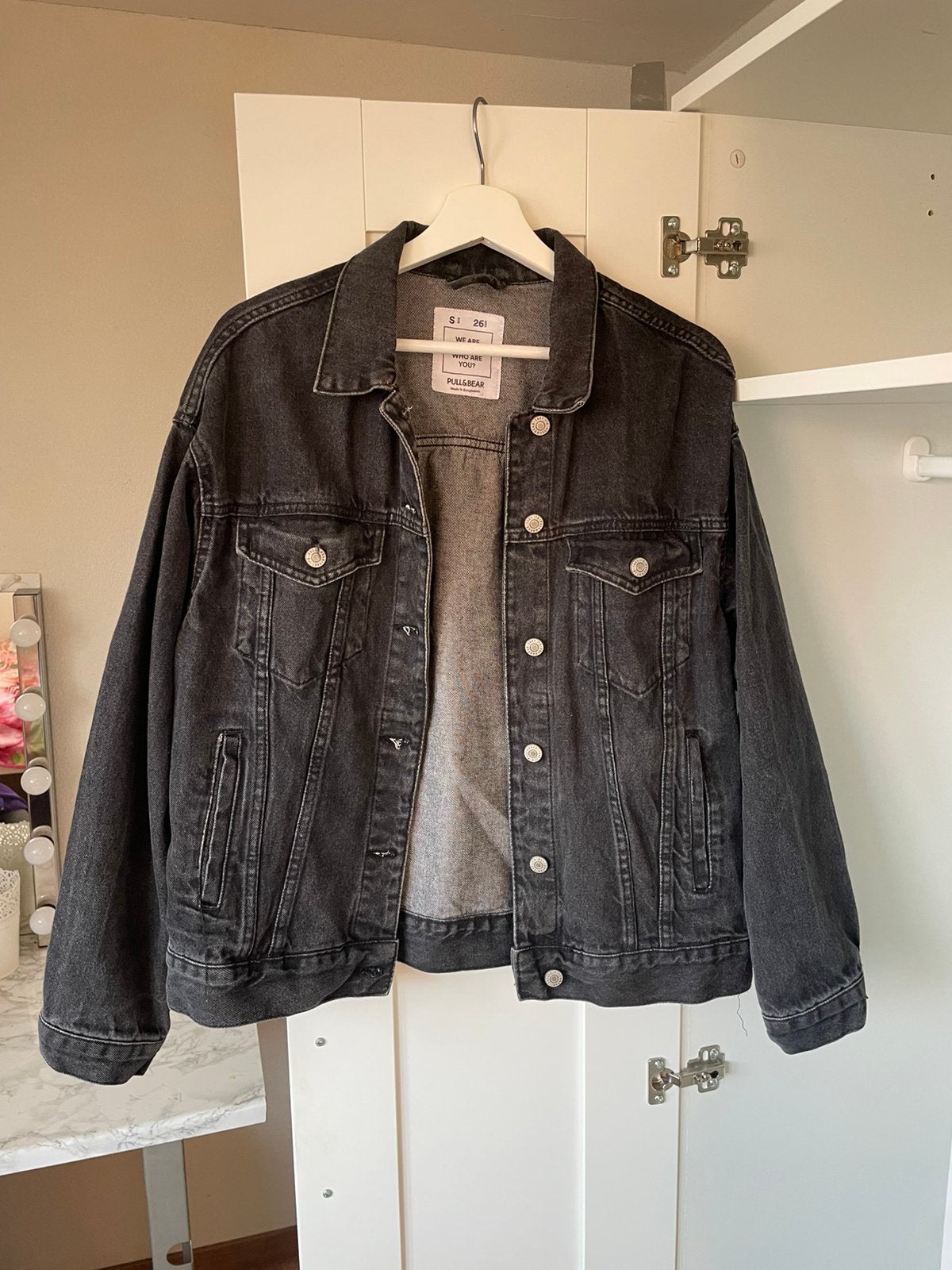 Spijkerjas donker grijs maat s pull&bear, Kleding | Dames, Jassen | Zomer, Ophalen of Verzenden, Zo goed als nieuw, Maat 36 (S)