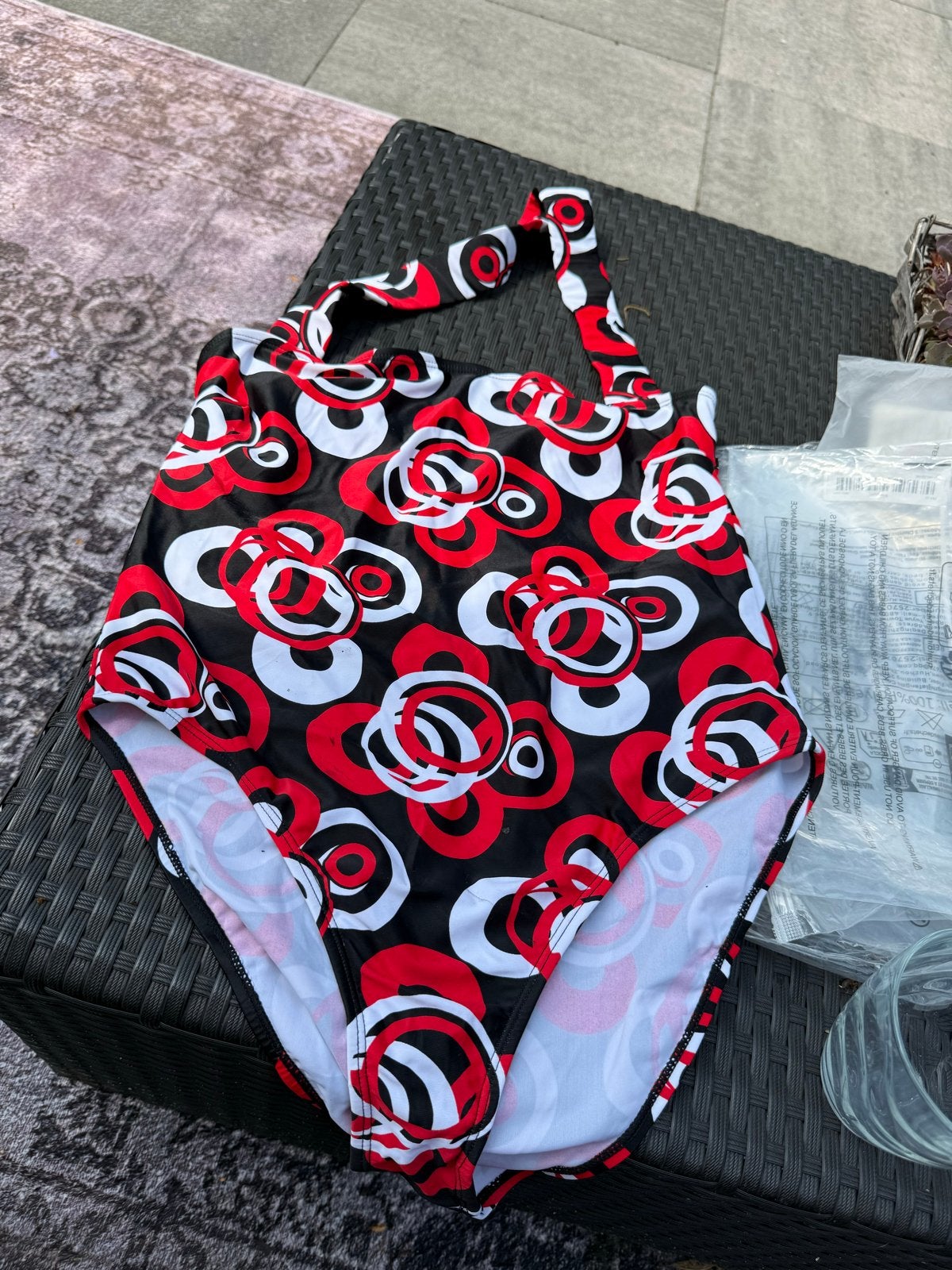 Zwart, rood en wit badpak met bloemenprint, maat 42, Kleding | Dames, Ophalen of Verzenden, Zo goed als nieuw, Zwart, Badpak