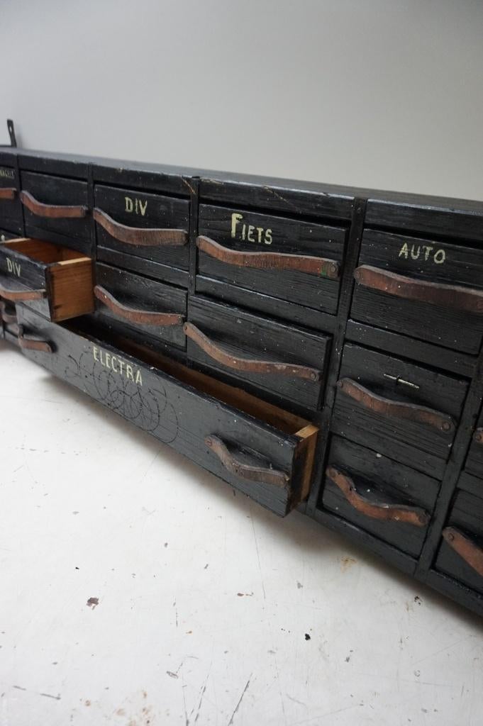 Oud industrieel vintage ladekast/ hangkastje uit werkplaats, Huis en Inrichting, Kasten | Ladekasten, Ophalen, Minder dan 50 cm