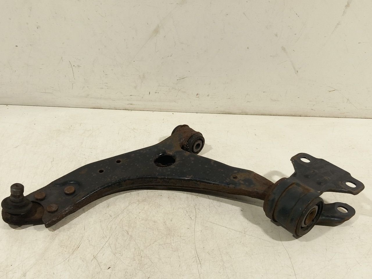 Draagarm links voor Ford Focus, Onderdelen@venauto.nl, Van der Ven Autorecycling B.V., Gebruikt, Ettenseweg 76, 4706 PB Roosendaal, The Netherlands