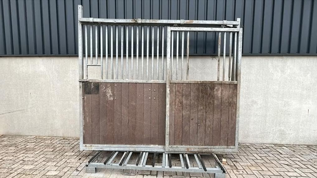Voorwand schuifdeur links/rechts | 2920x2400 | gebruikt, Weidegang, 4 paarden of pony's of meer