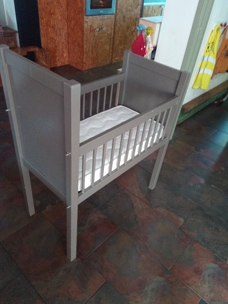 Babybed / Ledikant + matras, Kinderen en Baby's, Babywiegjes en Ledikanten, Ophalen, Gebruikt, Ledikant