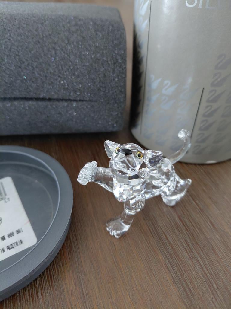 Swarovski welp leeuwen jong met originele verpakking, Ophalen of Verzenden, Zo goed als nieuw, Figuurtje