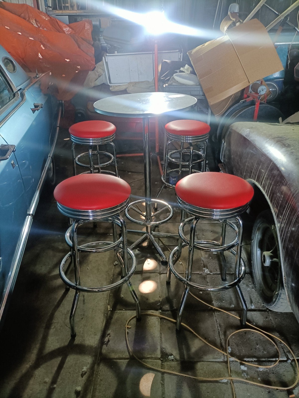 Retro Bar Tafel + 4 Bar krukken zwart en rode kleur, 60 tot 90 cm, Nieuw, Met voetsteun, Ophalen of Verzenden