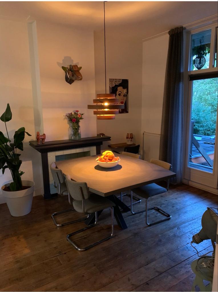 Tafel betonlook blad met zwart metalen kruispoot, Huis en Inrichting, Tafels | Salontafels, Zo goed als nieuw, 100 tot 150 cm