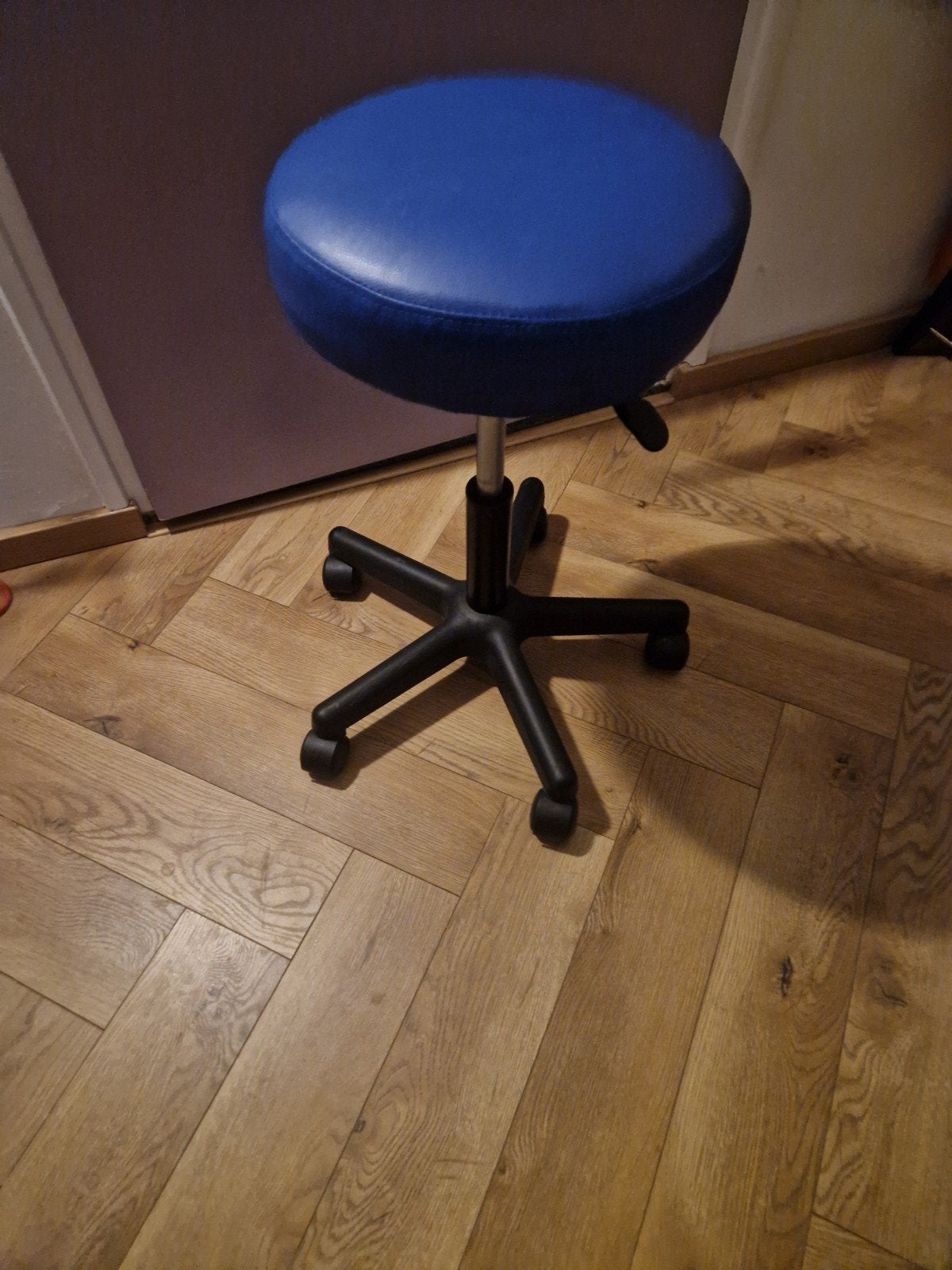blauwe casaria verstelbare kruk, Ophalen, Hout