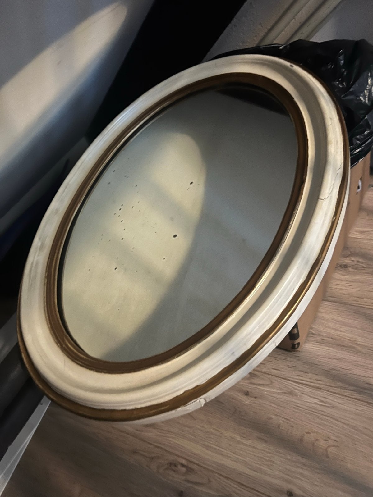 Ovale spiegel met sierlijke witte en gouden lijst, Antiek en Kunst, Antiek | Spiegels, Ophalen of Verzenden, Ovaal, 50 tot 100 cm