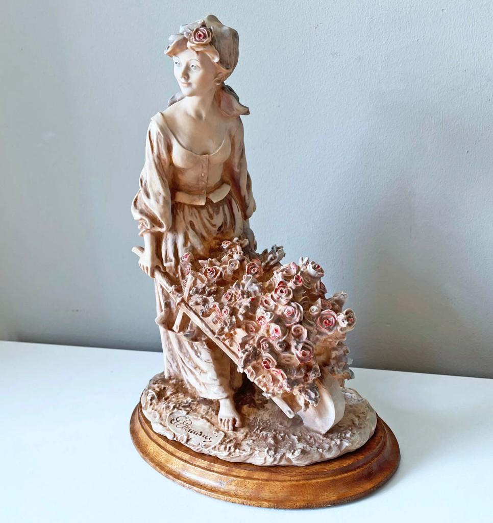 Giuseppe Armani - Vrouw met Bloemen Kruiwagen, Beeld, Ophalen of Verzenden, Europa, Beeld, 20 - 50 cm
