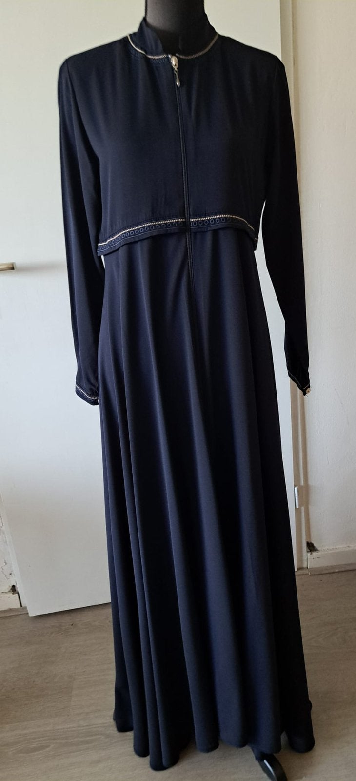 Donkerblauwe abaya met borduurwerk en rits, Maat 38/40 (M), Overige typen, Blauw, Ophalen of Verzenden