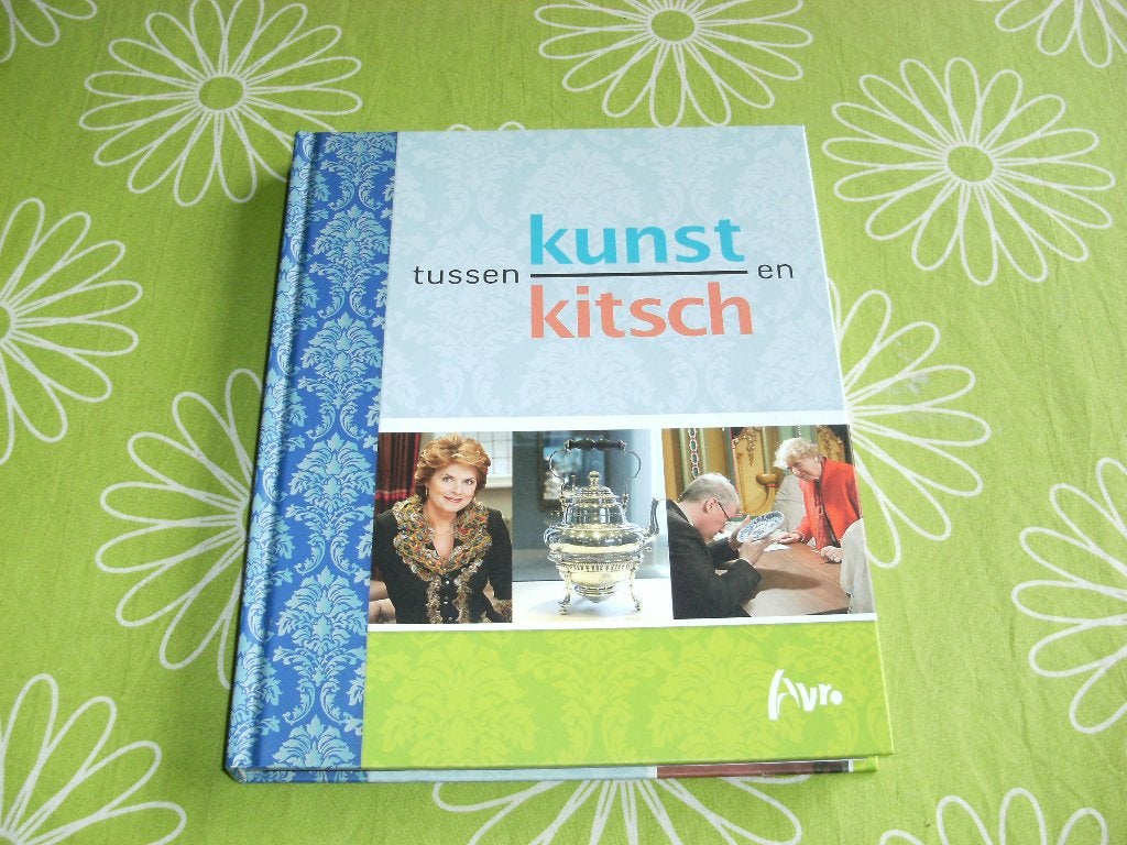 Boek - tussen Kunst en Kitsch - van de Avro, Ophalen of Verzenden, Zo goed als nieuw, Overige typen