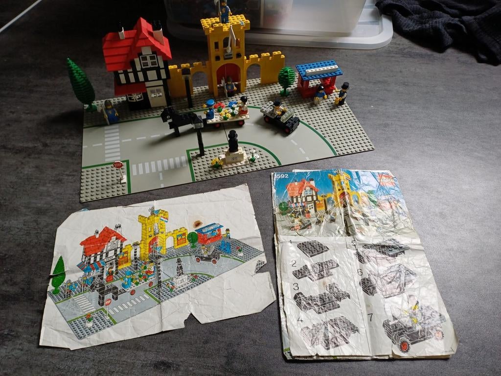 Lego Legoland Stadsplein Kasteel Scène nr 1592, Gebruikt, Lego, Ophalen of Verzenden, Inclusief minifiguren