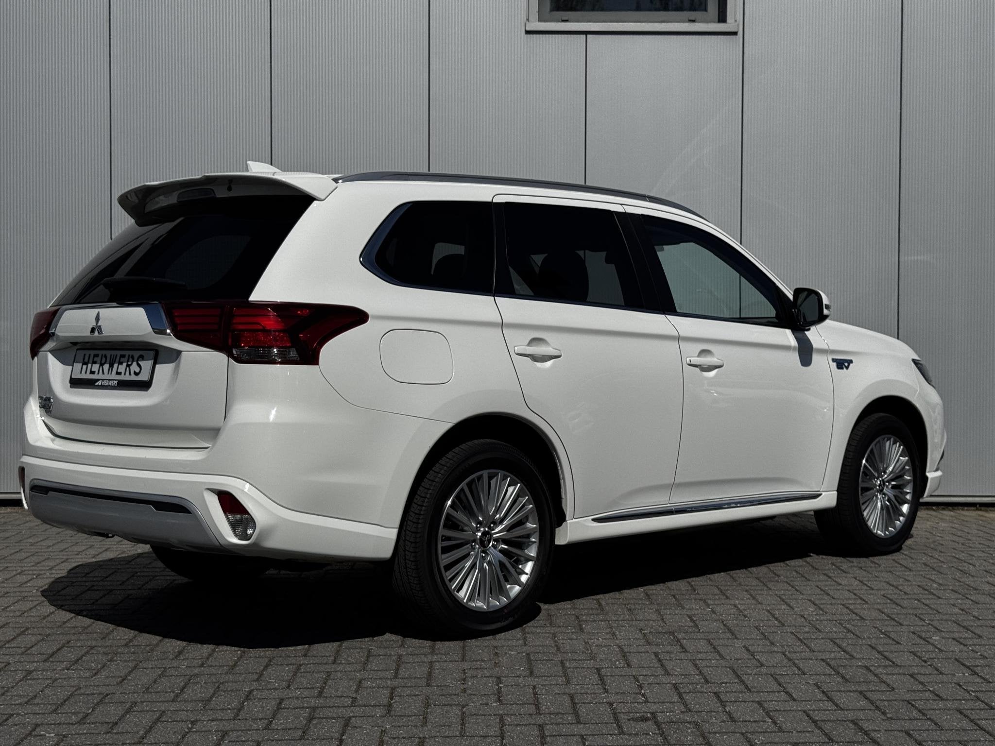 Mitsubishi Outlander 2.4 PHEV Intense+ / Trekhaak Afneembaar, Automaat, 4 cilinders, 1865 kg, Wit