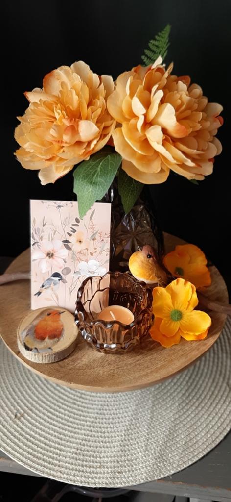 Tafelstuk met kunstbloemen op houten plateau., 33 - 40 uur, Overige niveaus, Vanaf 10 jaar, Overige vormen