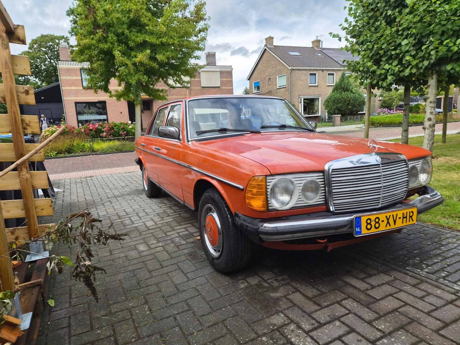 Mercedes W123 240D - Oranje Klassieker, Auto-onderdelen, Carrosserie en Plaatwerk, Ophalen of Verzenden, Voor, Spatbord