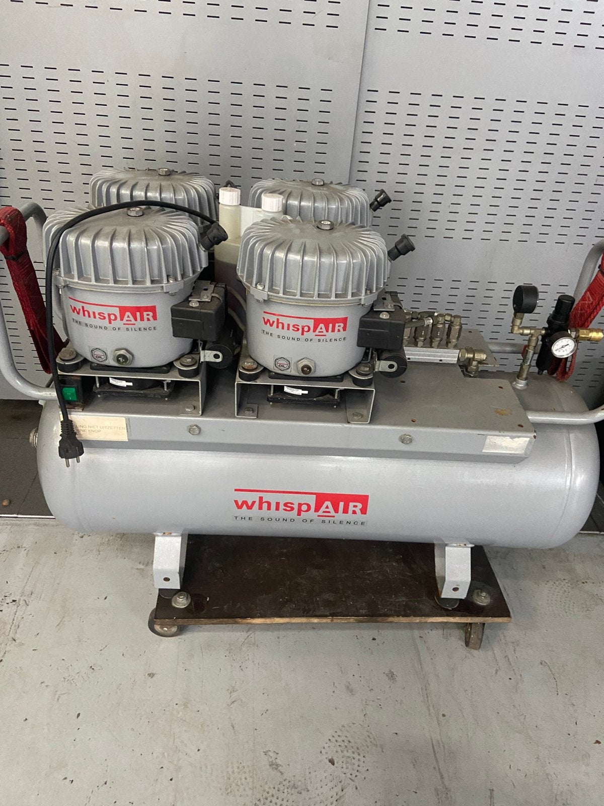 Low noise compressor whispair. Zeer netjes, Doe-het-zelf en Verbouw, Compressors, 25 tot 100 liter, Ophalen, Gebruikt, Minder dan 200 liter/min