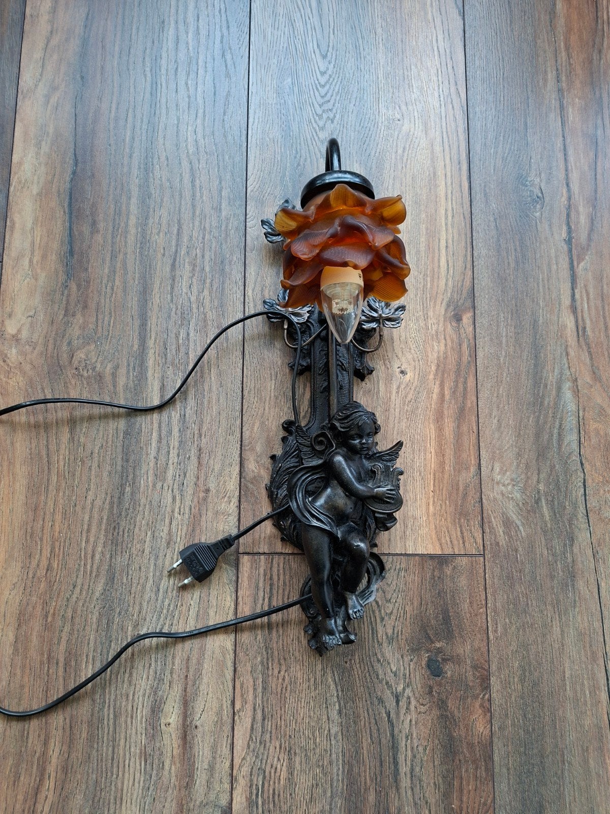 Antieke wandlamp met cherubijn en bloemvormige kap, Ophalen of Verzenden